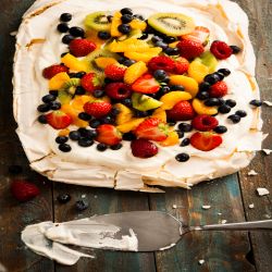 Vanilla pavlova with mixed fruits